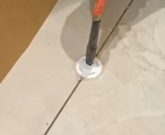 苍南瓷砖空鼓维修公司专业解答瓷砖在铺贴过程中，如果没有涂抹均匀到位的粘结材料（如水泥砂浆或瓷砖胶），可能会导致以下问题