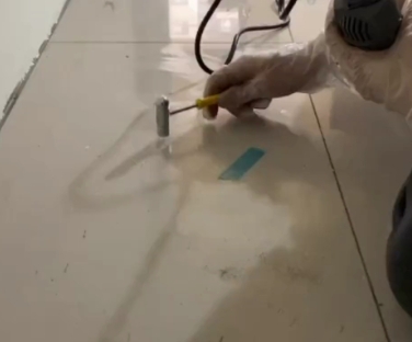 苍南瓷砖开裂维修公司专业分享瓷砖在铺贴前如果没有沥干水分，将会导致以下问题